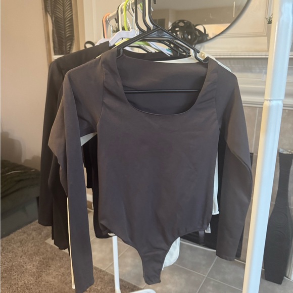 SKIMS Long Sleeve Scoop Neck bodysuits - Picture 4 of 5